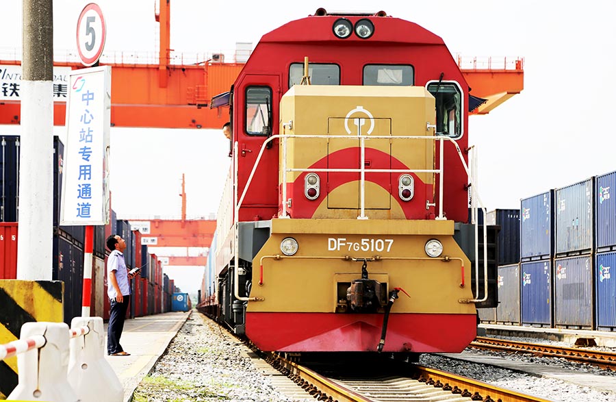 2014-08-30-首趟整車進(jìn)口班列抵達(dá)團(tuán)結(jié)村鐵路口岸，80輛奔馳、寶馬、大眾.jpg